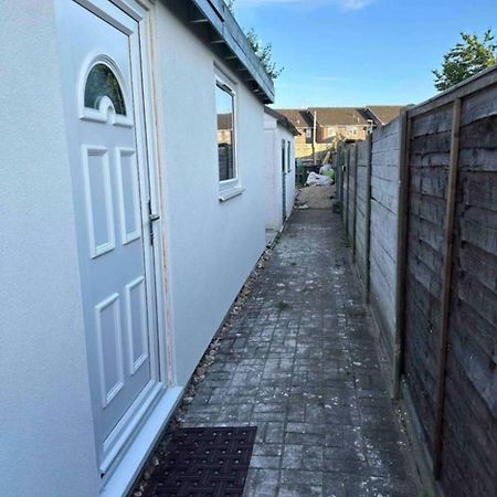 Cozy Cabin Independent Ensuite Guildford Bagian luar foto