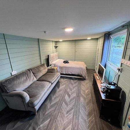 Cozy Cabin Independent Ensuite Guildford Bagian luar foto