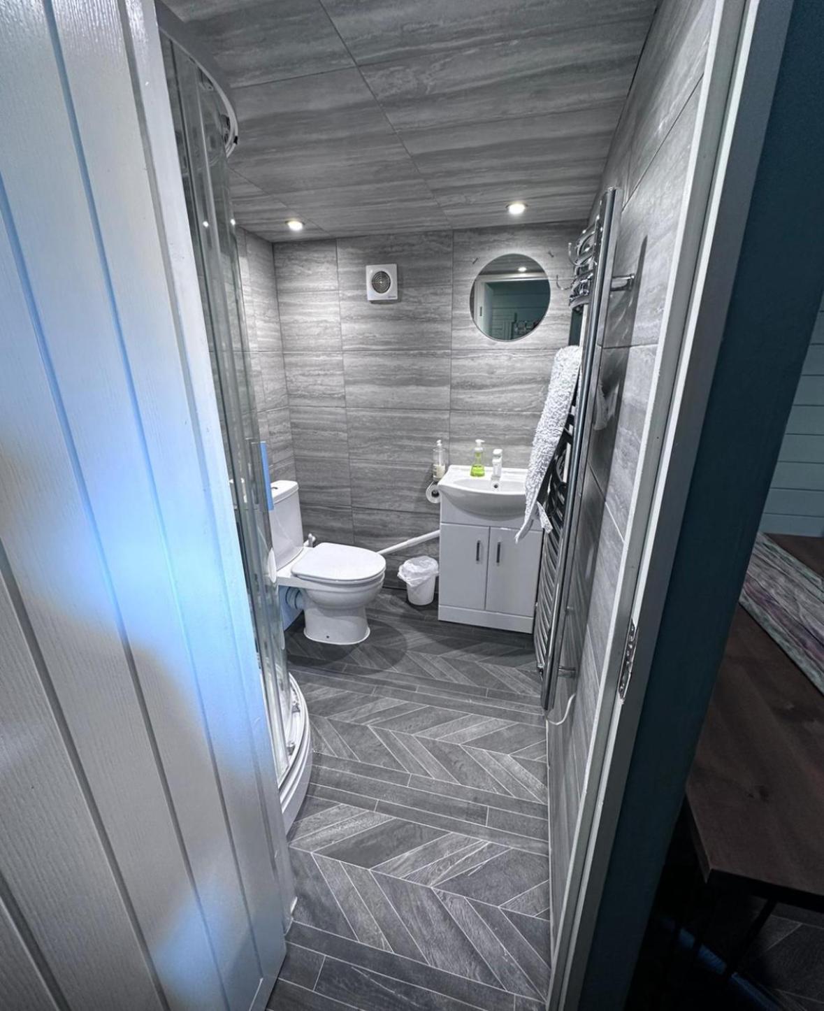 Cozy Cabin Independent Ensuite Guildford Bagian luar foto
