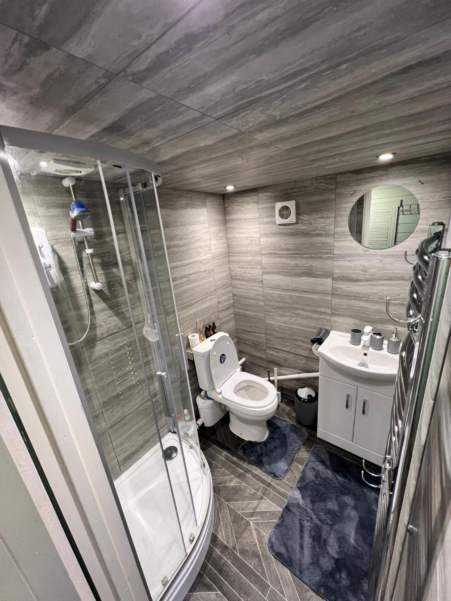 Cozy Cabin Independent Ensuite Guildford Bagian luar foto